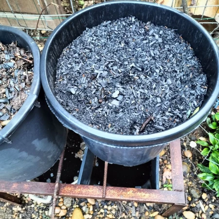 Bioreaktor zur Nitrifizierung von Urin - Schicht von Biochar oben
