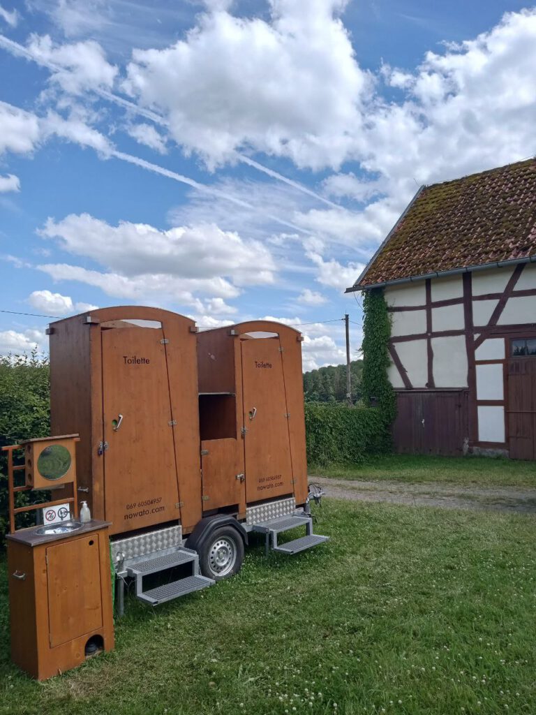 nowato Toilettenwagen mit 2 Komposttoiletten HEIDE. Selbstabholung und Rückgabe möglich. Toilettenvermietung, Toilettenwagen vermietung.
