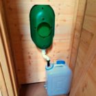WALD-Pissoir – Betriebsraum mit Sammelkanister 30L
