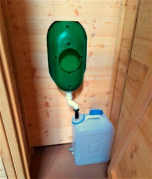WALD-Pissoir - Betriebsraum mit Sammelkanister 30L