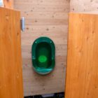 WALD-Pissoir mit Boden und Schwingtür – wasserloses Männer-Urinal TiPi