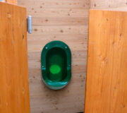 WALD-Pissoir mit Boden und Schwingtür - wasserloses Männer-Urinal TiPi
