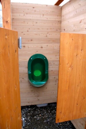 WALD-Pissoir mit Boden und Schwingtür - wasserloses Männer-Urinal TiPi