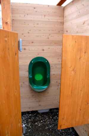 WALD-Pissoir mit Boden und Schwingtür - wasserloses Männer-Urinal TiPi