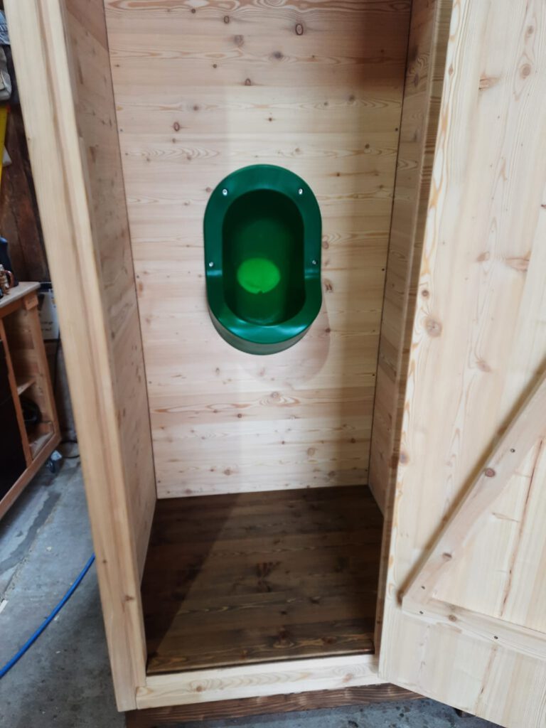WALD Urinalraum mit Urinal TiPi - Männer-Urinal