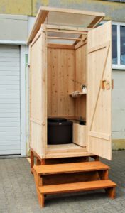 Toilettenkabine WIESE-Biolan - Innenansicht - die ideale Toilettenlösung für Waldkindergärten