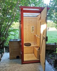 WIESE-Referenz-nowato-Gartentoilette-WIESE-Holzbehandlung-Lasur-Schwedenrot
