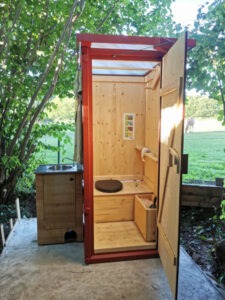 WIESE Referenz - nowato Gartentoilette WIESE mit Holzbehandlung Lasur Schwedenrot