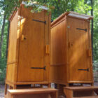 Waldkindergarten – Komposttoilette WIESE mit Biolan aus Lärchenholz, lasiert – mit Podest und Treppe