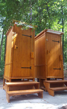Waldkindergarten - Komposttoilette WIESE mit Biolan aus Lärchenholz, lasiert - mit Podest und Treppe