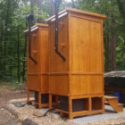 Waldkindergarten – Komposttoilette WIESE mit Biolan – Belüftungsrohr mit optionalem Windventilator