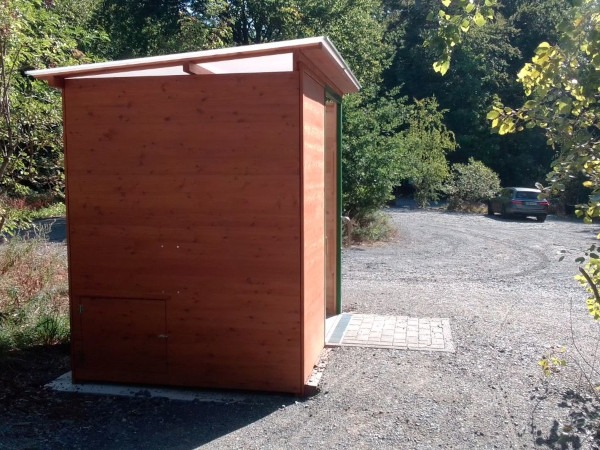 Wanderparkplatz Michelstadt - Komposttoilette WALD-barrierefrei 80L - mit barrierefreiem Zugang, gepflastert mit Wasserrinne - 1
