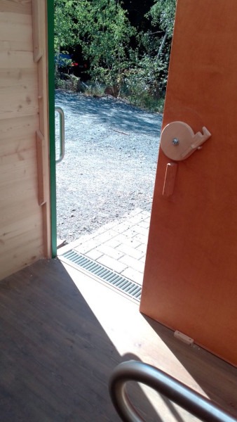 Wanderparkplatz Michelstadt - Komposttoilette WALD-barrierefrei mit 80L-Behälter - Innenansicht - 3b