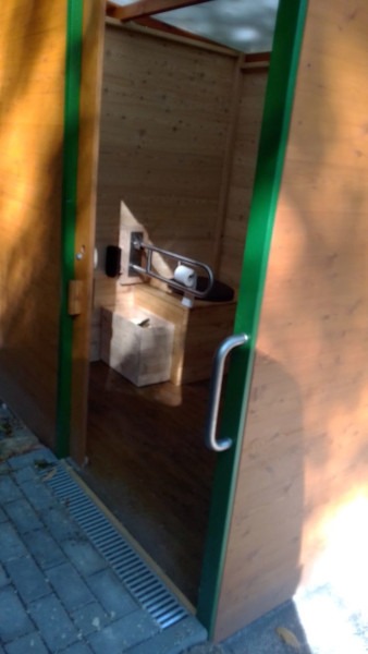 Wanderparkplatz Michelstadt - Komposttoilette WALD-barrierefrei mit 80L-Behälter - Pflasterung für barrierefreier Zugang und Wasserrinne - 4a
