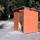 Wanderparkplatz Michelstadt – Komposttoilette WALD-barrierefrei mit 80L-Behälter – barrierefreier Zugang mit Pflasterung – 1