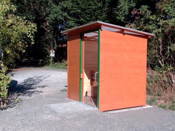 Wanderparkplatz Michelstadt - Komposttoilette WALD-barrierefrei mit 80L-Behälter - barrierefreier Zugang mit Pflasterung - 1