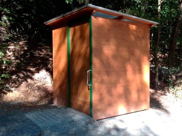 Wanderparkplatz Michelstadt - Komposttoilette WALD-barrierefrei mit 80L-Behälter - barrierefreier Zugang mit Pflasterung und Wasserrinne