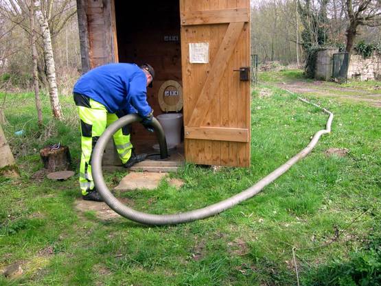 Wartung Trocken-Trenntoilette mit Goldgrube - 1 - Entleerung durch eine Vakuumfahrzeug - bis 50 m möglich