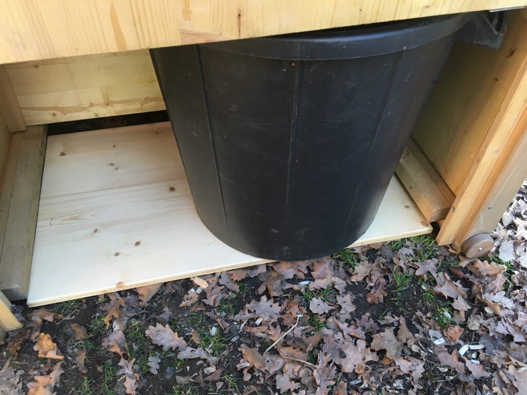 Wartungsklappe und 80L-Behälter - Toilette WIESE 80L