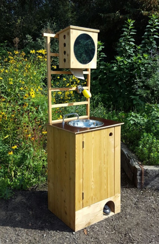 Das nowato Handwaschbecken. Aus Holz, mit Fusspumpe und ganz geringem Wasserverbrauch.
