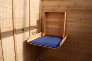 Klappbarer Wickeltisch. Barrierefreie Toilette nach DIN