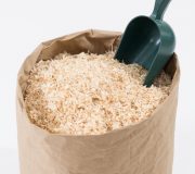Starkpapiertasche für den Einstreu und kleine Schaufel