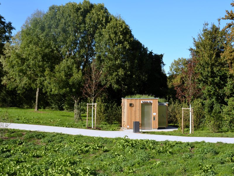 Frontansicht mit Hintergrundlandschaft, KUBUS Toilettenanlage Hanau