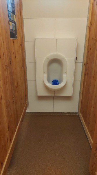 Hofgut Oberfeld Darmstadt – Toilettenanlage mit dem wasserlosen Männer-Urinal „TiPi“