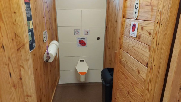 Hofgut Oberfeld – Toilettenanlage, Frauen-Urinal „Marcelle“ wasserlos