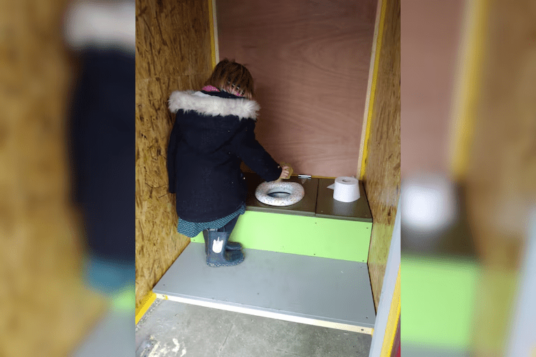 des toilettes sèches dans la cour de récréation à La Glanerie