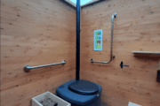 Innenansicht: Toilette WALD barrierefrei mit Biolan eco, mit optionaler Einstreukiste und optionalem Hocker.