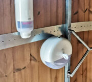 KAZUBA Toilettenpapierspender und Desinfektionsgelspender TORK öffentliche Toilette. Diebstahlschutz mit Schlüssel.