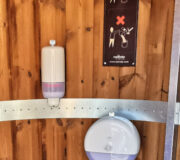 KAZUBA Toilettenpapierspender und Desinfektionsgelspender TORK und Bedienanleitung der Trockentoilette