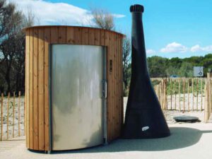 Trockentoilette KL2 barrierefrei. Bushaltestelle am Meer.