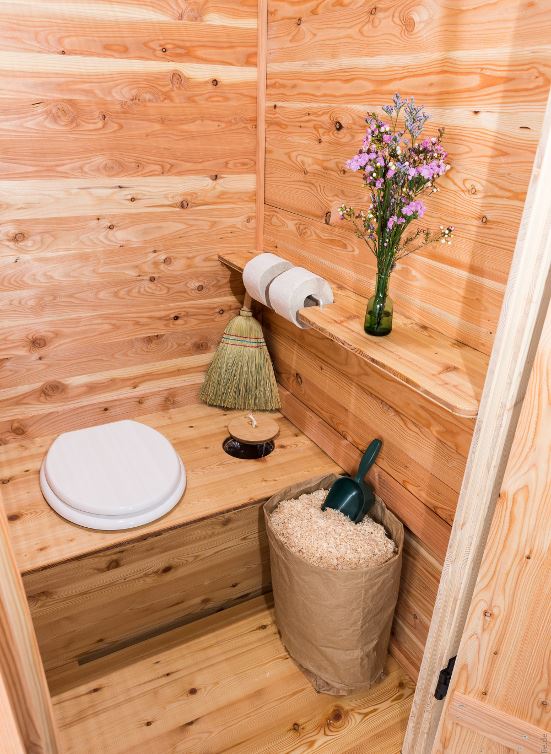 Komposttoilette Modell 'Wiese' Lärche Innenansicht