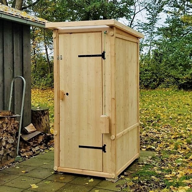 Komposttoilette WIESE aus Lärche, unbehandelt. Außenansicht