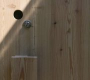 Komposttoilette "Wald" barrierefrei aus Lärche; Detail der Tür, Aussenseite.
