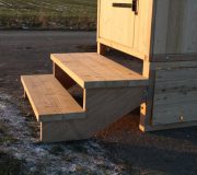 Podest und Treppe. Komposttoilette mit Biolan, Modell 'Wald' Standard