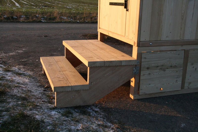 Podest und Treppe. Komposttoilette mit Biolan, Modell 'Wald' Standard