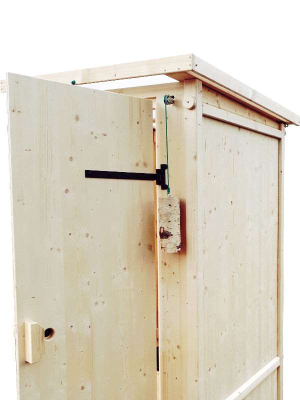 Komposttoilette 'Wiese' aus Fichte · Schließmechanismus der Tür durch Gegengewicht