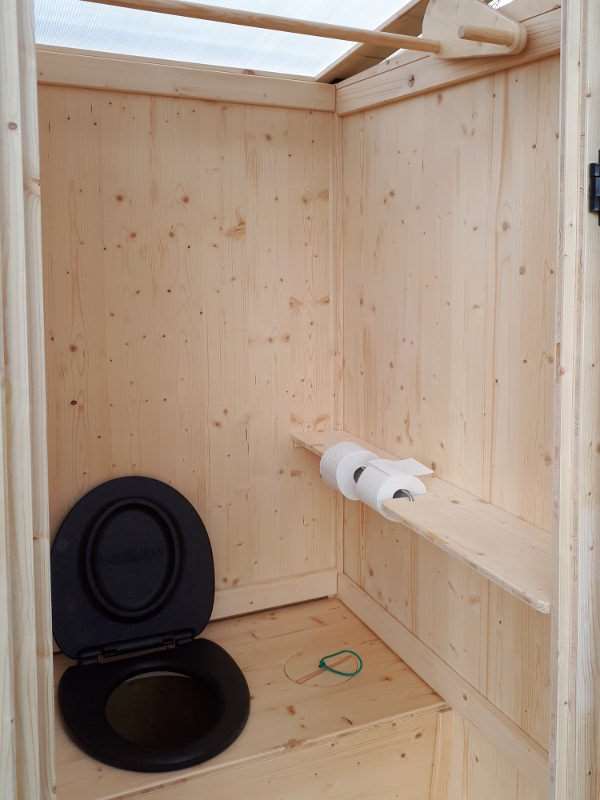 Komposttoilette Wiese Innenansicht