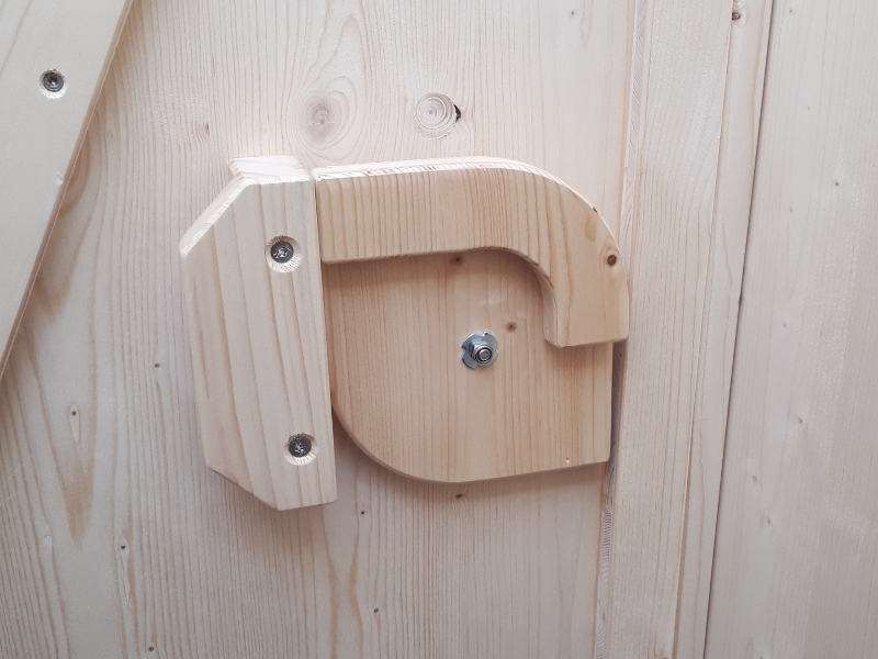Komposttoilette 'Wiese' aus Fichte · Türgriff und Schloss