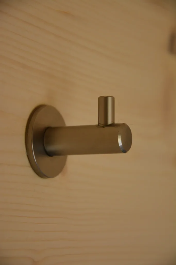 KUBUS - Detail Kleiderhaken auf barrierefreie Höhe