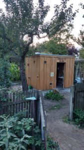 nowato Barrierefreie Komposttoilette KUBUS als Toilette für Alle im Salvia Garten, Leipzig • Ansicht von vorne