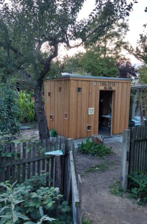 nowato Barrierefreie Komposttoilette KUBUS als Toilette für Alle im Salvia Garten, Leipzig • Ansicht von vorne