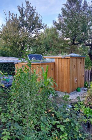 nowato Barrierefreie Komposttoilette KUBUS im Salvia Garten • Ansicht von hinten