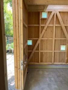Innenraum der barrierefreien Toilettenanlage KUBUS von nowato mit geöffneter Schiebetür im Detail