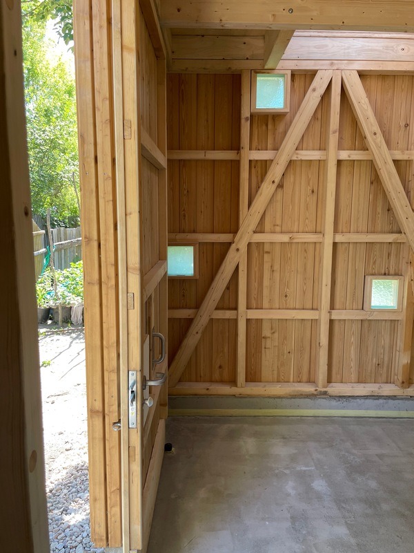 Innenraum der barrierefreien Toilettenanlage KUBUS von nowato mit geöffneter Schiebetür im Detail