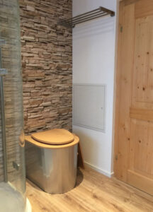 nowato · ECODOMEO - Trockentoilette im Badezimmer von einem Wohnhaus - Modell ZIRCONE