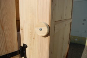 nowato Einstreutoilette Modell WIESE abmontierbar - Detail spezielle Schraube